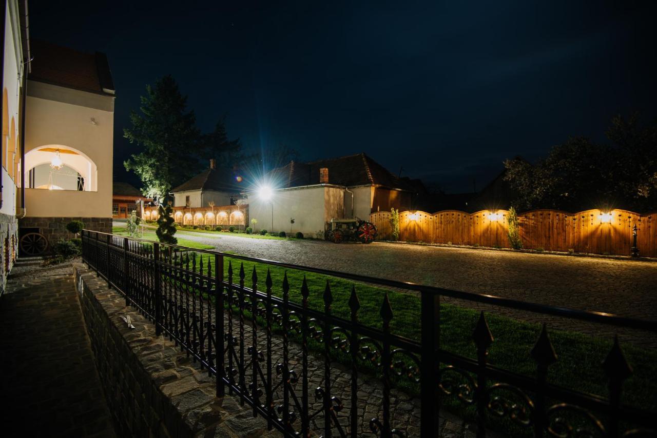 Molnos Kuria Pension Corund  Zewnętrze zdjęcie
