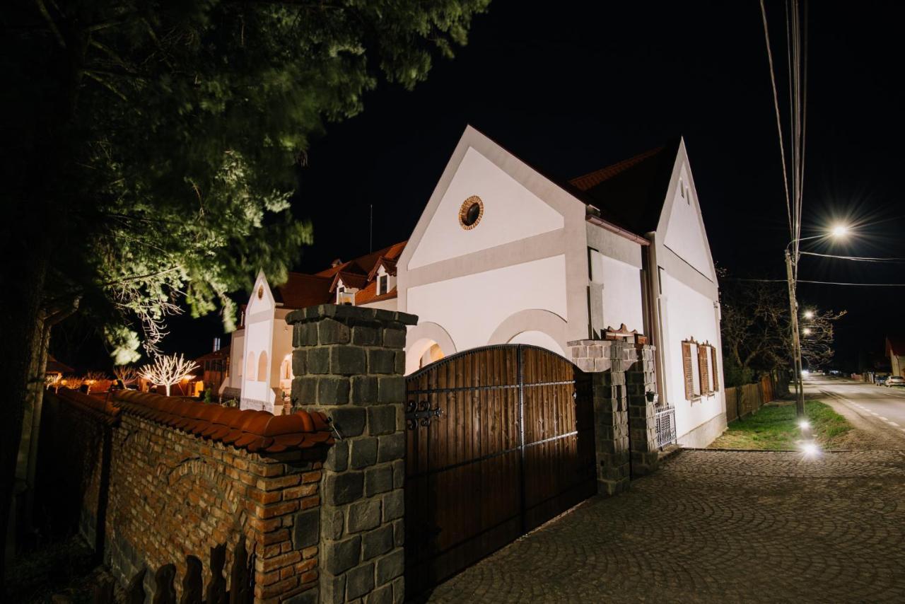 Molnos Kuria Pension Corund  Zewnętrze zdjęcie