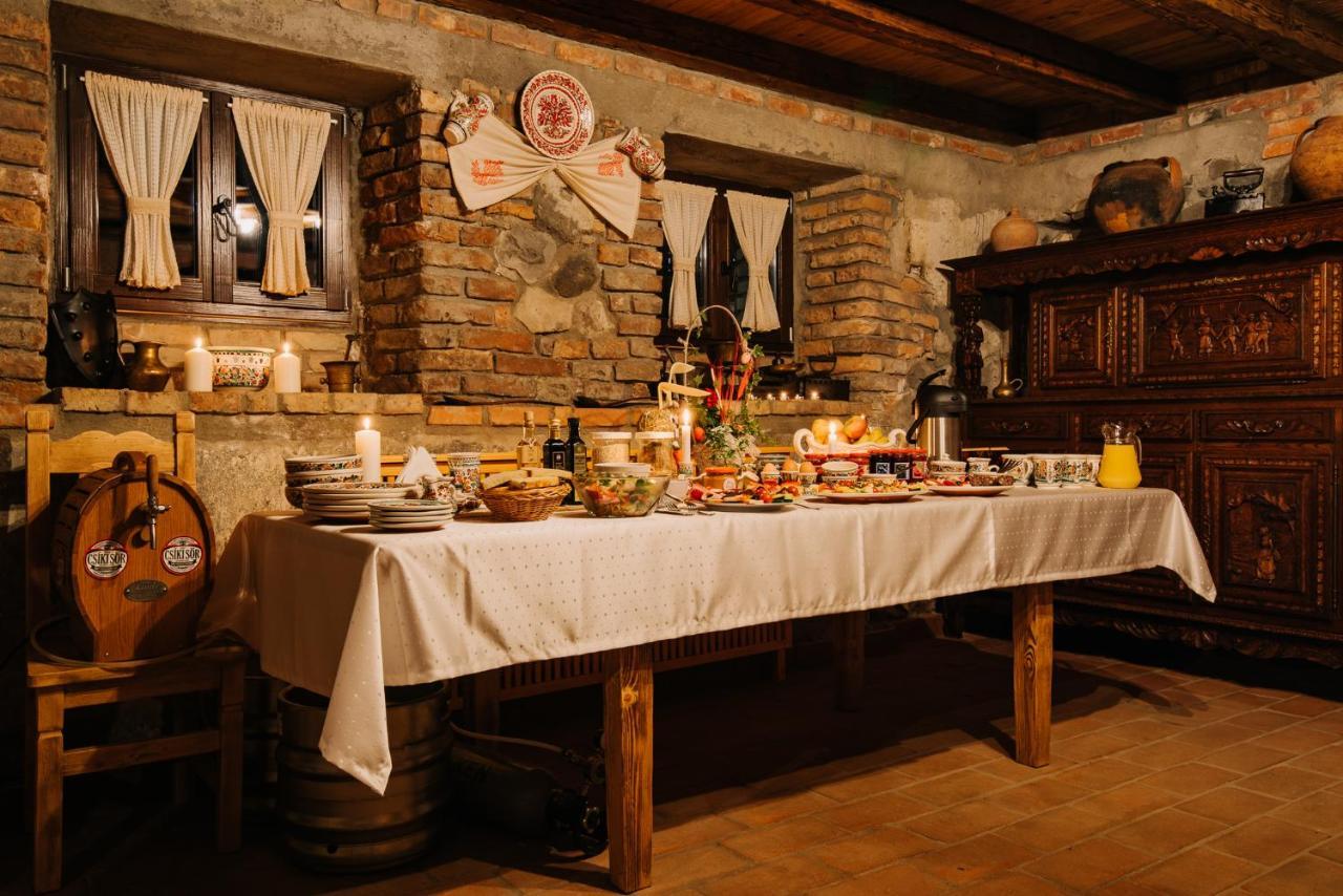 Molnos Kuria Pension Corund  Zewnętrze zdjęcie